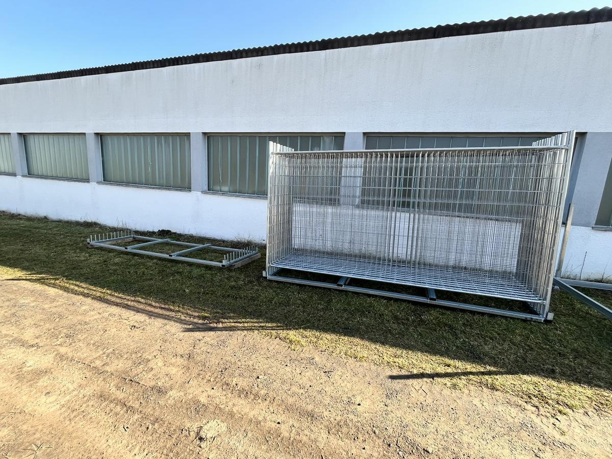 20 Stück Bauzaunelemente fabriksneu ca.350x200 cm mit 20 Sockelsteinen, 20 Stk.Schellen